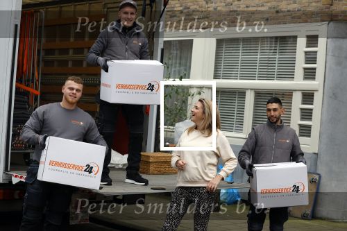 Amsterdam 18 januari 2022
Laurien Verstraten aan het verhuizen naar haar nieuwe huis . Ze heeft net vorige week een baby gekregen.