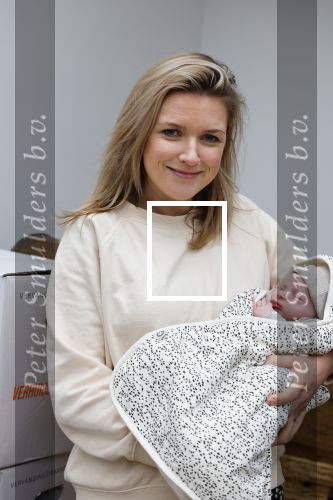 Amsterdam 18 januari 2022
Laurien Verstraten aan het verhuizen naar haar nieuwe huis . Ze heeft net vorige week een baby gekregen.