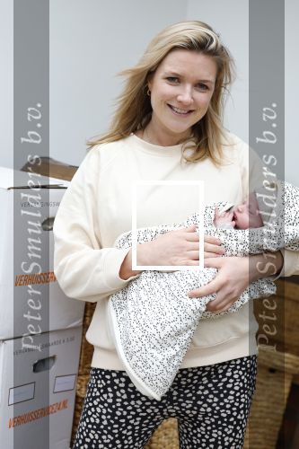 Amsterdam 18 januari 2022
Laurien Verstraten aan het verhuizen naar haar nieuwe huis . Ze heeft net vorige week een baby gekregen.