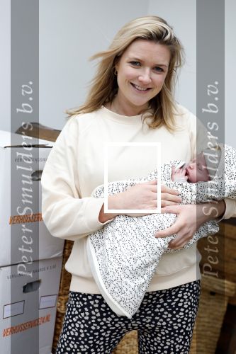 Amsterdam 18 januari 2022
Laurien Verstraten aan het verhuizen naar haar nieuwe huis . Ze heeft net vorige week een baby gekregen.
