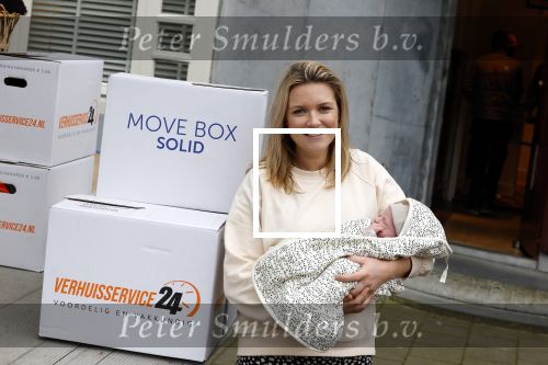 Amsterdam 18 januari 2022
Laurien Verstraten aan het verhuizen naar haar nieuwe huis . Ze heeft net vorige week een baby gekregen.