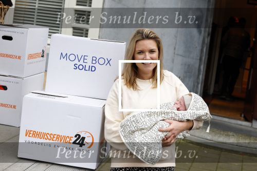 Amsterdam 18 januari 2022
Laurien Verstraten aan het verhuizen naar haar nieuwe huis . Ze heeft net vorige week een baby gekregen.