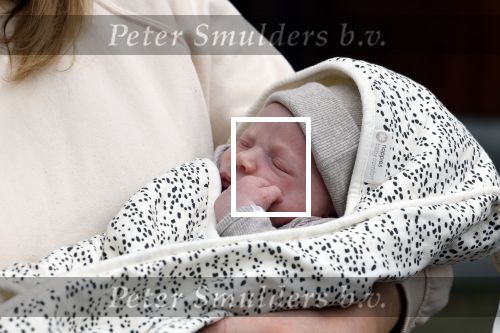 Amsterdam 18 januari 2022
Laurien Verstraten aan het verhuizen naar haar nieuwe huis . Ze heeft net vorige week een baby gekregen.