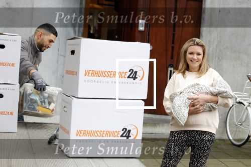 Amsterdam 18 januari 2022
Laurien Verstraten aan het verhuizen naar haar nieuwe huis . Ze heeft net vorige week een baby gekregen.