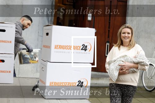 Amsterdam 18 januari 2022
Laurien Verstraten aan het verhuizen naar haar nieuwe huis . Ze heeft net vorige week een baby gekregen.
