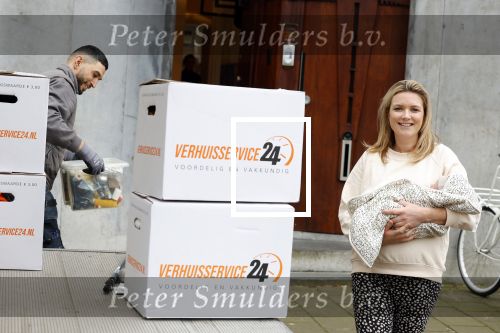 Amsterdam 18 januari 2022
Laurien Verstraten aan het verhuizen naar haar nieuwe huis . Ze heeft net vorige week een baby gekregen.