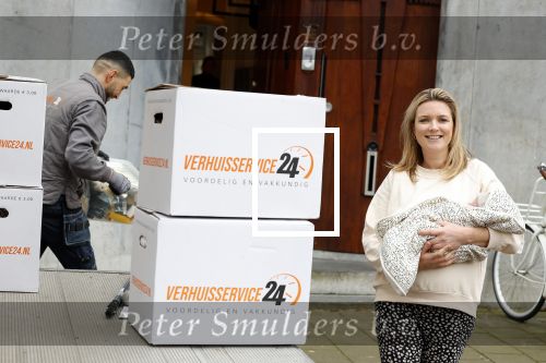Amsterdam 18 januari 2022
Laurien Verstraten aan het verhuizen naar haar nieuwe huis . Ze heeft net vorige week een baby gekregen.