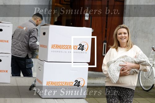 Amsterdam 18 januari 2022
Laurien Verstraten aan het verhuizen naar haar nieuwe huis . Ze heeft net vorige week een baby gekregen.