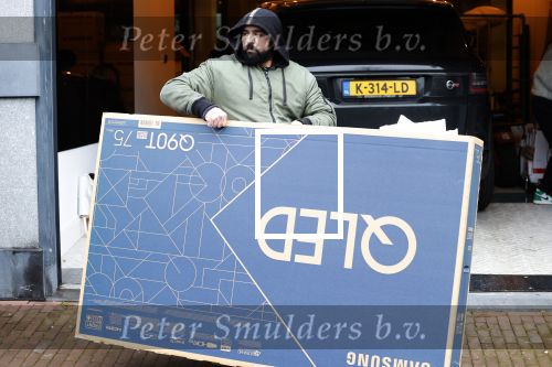 Amsterdam 18 januari 2022
Lil Kleine en jaimie Vaes verhuizen terug naar hun oude huis wat door een overstroming maanden lang onbewoonbaar was.