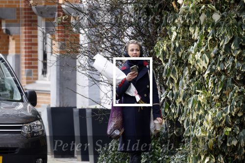 Amsterdam 13 februari 2022
Maria Kooistra met mobieltje in Amsterdam zuid.