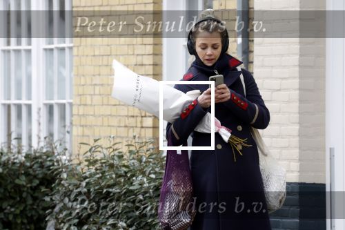Amsterdam 13 februari 2022
Maria Kooistra met mobieltje in Amsterdam zuid.