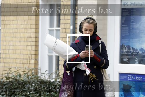 Amsterdam 13 februari 2022
Maria Kooistra met mobieltje in Amsterdam zuid.