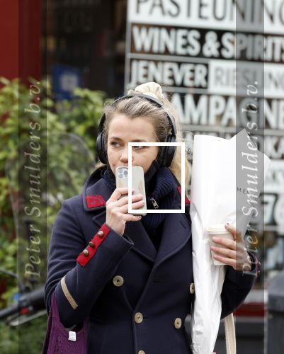 Amsterdam 13 februari 2022
Maria Kooistra met mobieltje in Amsterdam zuid.