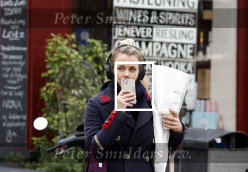 Amsterdam 13 februari 2022
Maria Kooistra met mobieltje in Amsterdam zuid.