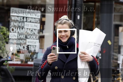Amsterdam 13 februari 2022
Maria Kooistra met mobieltje in Amsterdam zuid.