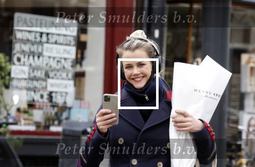 Amsterdam 13 februari 2022
Maria Kooistra met mobieltje in Amsterdam zuid.