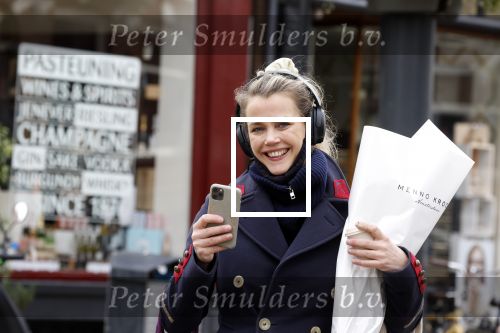 Amsterdam 13 februari 2022
Maria Kooistra met mobieltje in Amsterdam zuid.