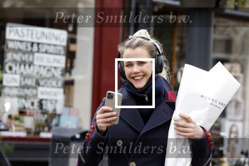 Amsterdam 13 februari 2022
Maria Kooistra met mobieltje in Amsterdam zuid.