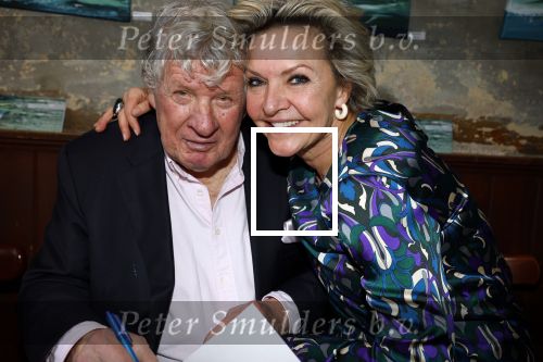 Laren 7 februari 2022
Boekpresentatie van Willibrord Frequin in het bonte paard. Rene v d Gijp reikte het eerste exemplaar uit . Fons de Poel is de schrijver. Willibrord en Mariska v Kolck
