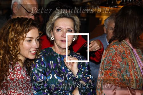 Laren 7 februari 2022
Boekpresentatie van Willibrord Frequin in het bonte paard. Rene v d Gijp reikte het eerste exemplaar uit . Fons de Poel is de schrijver. Mariska v Kolck huilend