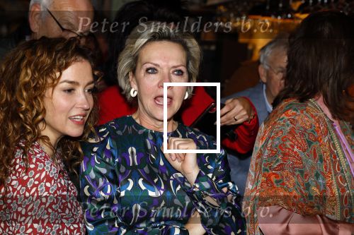 Laren 7 februari 2022
Boekpresentatie van Willibrord Frequin in het bonte paard. Rene v d Gijp reikte het eerste exemplaar uit . Fons de Poel is de schrijver. Mariska v Kolck huilend