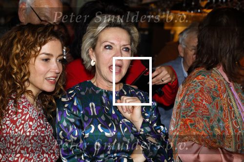 Laren 7 februari 2022
Boekpresentatie van Willibrord Frequin in het bonte paard. Rene v d Gijp reikte het eerste exemplaar uit . Fons de Poel is de schrijver. Mariska v Kolck huilend