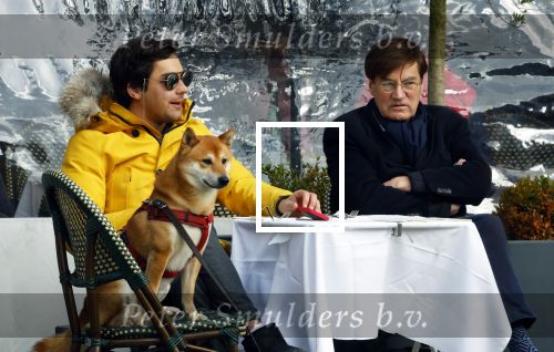 Amsterdam 30 januari 2022
Mark Baanders met zijn vader en zijn hond op terras in Amsterdam Zuid.