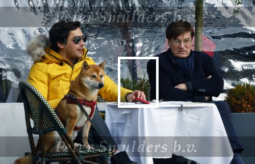 Amsterdam 30 januari 2022
Mark Baanders met zijn vader en zijn hond op terras in Amsterdam Zuid.