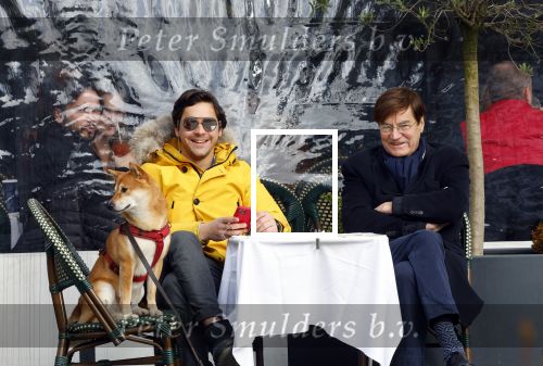 Amsterdam 30 januari 2022
Mark Baanders met zijn vader en zijn hond op terras in Amsterdam Zuid.