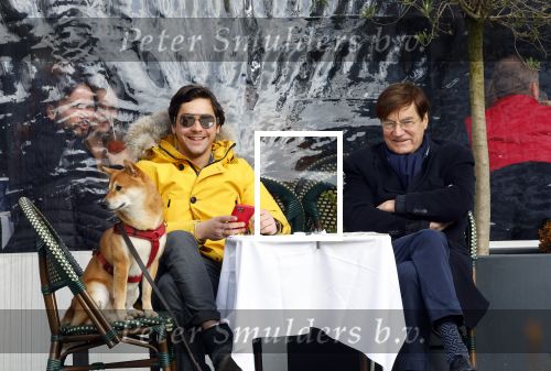 Amsterdam 30 januari 2022
Mark Baanders met zijn vader en zijn hond op terras in Amsterdam Zuid.