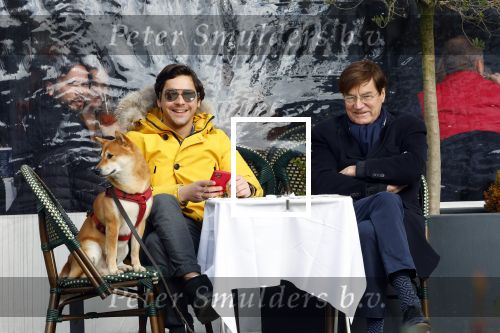 Amsterdam 30 januari 2022
Mark Baanders met zijn vader en zijn hond op terras in Amsterdam Zuid.
