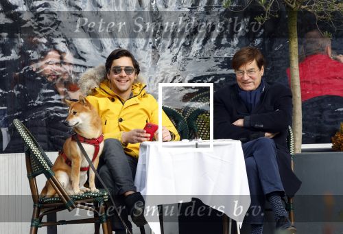 Amsterdam 30 januari 2022
Mark Baanders met zijn vader en zijn hond op terras in Amsterdam Zuid.