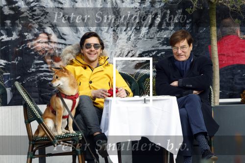 Amsterdam 30 januari 2022
Mark Baanders met zijn vader en zijn hond op terras in Amsterdam Zuid.