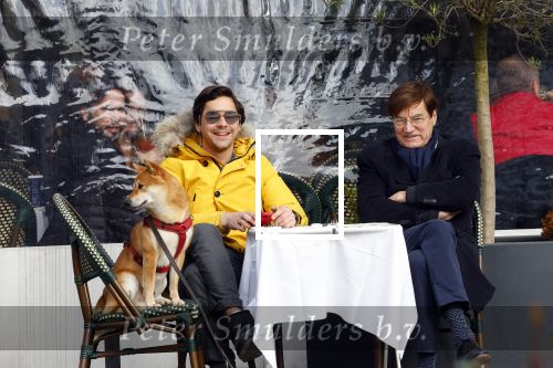 Amsterdam 30 januari 2022
Mark Baanders met zijn vader en zijn hond op terras in Amsterdam Zuid.