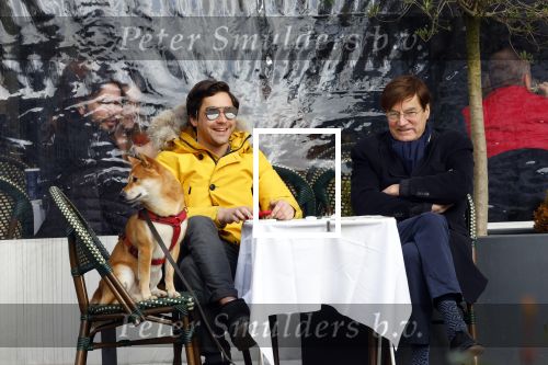 Amsterdam 30 januari 2022
Mark Baanders met zijn vader en zijn hond op terras in Amsterdam Zuid.