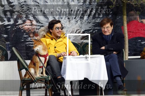 Amsterdam 30 januari 2022
Mark Baanders met zijn vader en zijn hond op terras in Amsterdam Zuid.