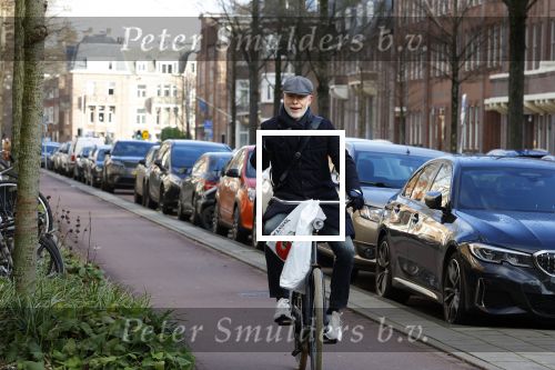 Amsterdam 20 januari 2022
Mart Visser op de fiets in Amsterdam zuid.