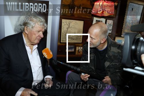 Laren 7 februari 2022
Boekpresentatie van Willibrord Frequin in het bonte paard. Rene v d Gijp reikte het eerste exemplaar uit . Fons de Poel is de schrijver. Maxim Hartman