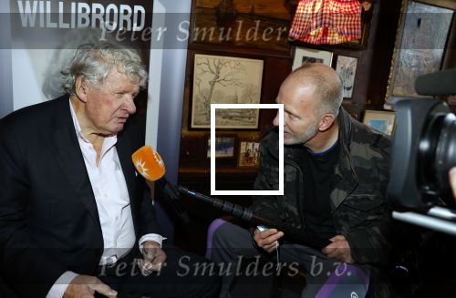 Laren 7 februari 2022
Boekpresentatie van Willibrord Frequin in het bonte paard. Rene v d Gijp reikte het eerste exemplaar uit . Fons de Poel is de schrijver. Maxim Hartman