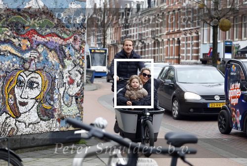Amsterdam 4 en 5 februari 2022
Monica Geuze met dochtertje  haar vriend Robbert Kroese in bakfiets  in Amsterdam zuid.