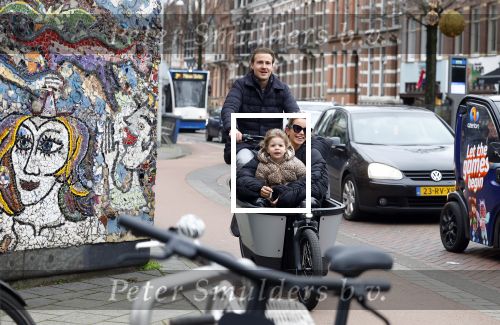 Amsterdam 4 en 5 februari 2022
Monica Geuze met dochtertje  haar vriend Robbert Kroese in bakfiets  in Amsterdam zuid.