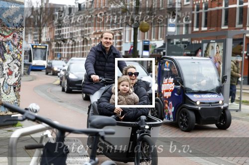 Amsterdam 4 en 5 februari 2022
Monica Geuze met dochtertje  haar vriend Robbert Kroese in bakfiets  in Amsterdam zuid.