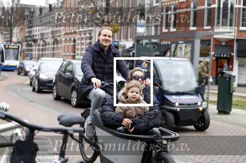 Amsterdam 4 en 5 februari 2022
Monica Geuze met dochtertje  haar vriend Robbert Kroese in bakfiets  in Amsterdam zuid.