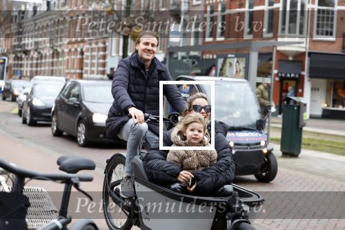 Amsterdam 4 en 5 februari 2022
Monica Geuze met dochtertje  haar vriend Robbert Kroese in bakfiets  in Amsterdam zuid.