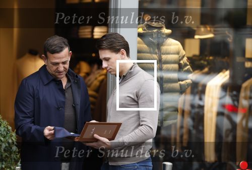 Amsterdam 27 januari 2022
Najib Amhali koopt kleding bij Layer Paris in Amsterdam zuid