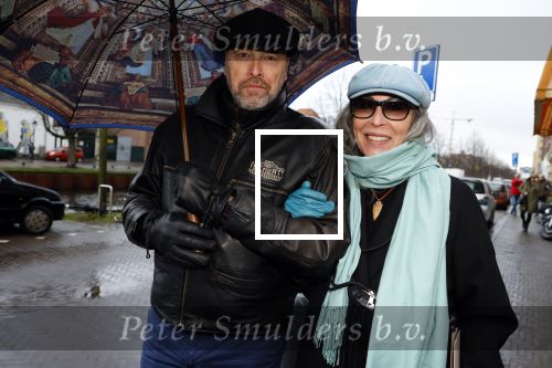 Den Haag 4 februari 2022
Rob en Ferdi Bolland worden geeerd met een plakaat op de muur van een huis met een tekst van 1 van hun liedjes daarop. Het hangt in de straat waar Rob Bolland woont. patricia Steur met partner