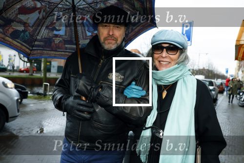 Den Haag 4 februari 2022
Rob en Ferdi Bolland worden geeerd met een plakaat op de muur van een huis met een tekst van 1 van hun liedjes daarop. Het hangt in de straat waar Rob Bolland woont. patricia Steur met partner