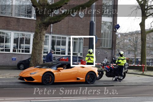 Amsterdam 13 februari 2022
De politie houdt een oranje Lamborghini aan in het centrum van Amsterdam.