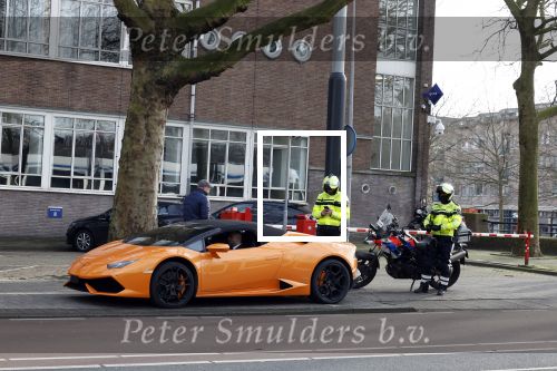 Amsterdam 13 februari 2022
De politie houdt een oranje Lamborghini aan in het centrum van Amsterdam.