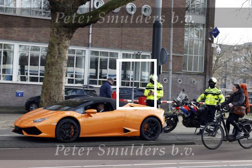 Amsterdam 13 februari 2022
De politie houdt een oranje Lamborghini aan in het centrum van Amsterdam.